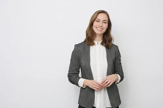 专注阅读规则指南的学习者形象